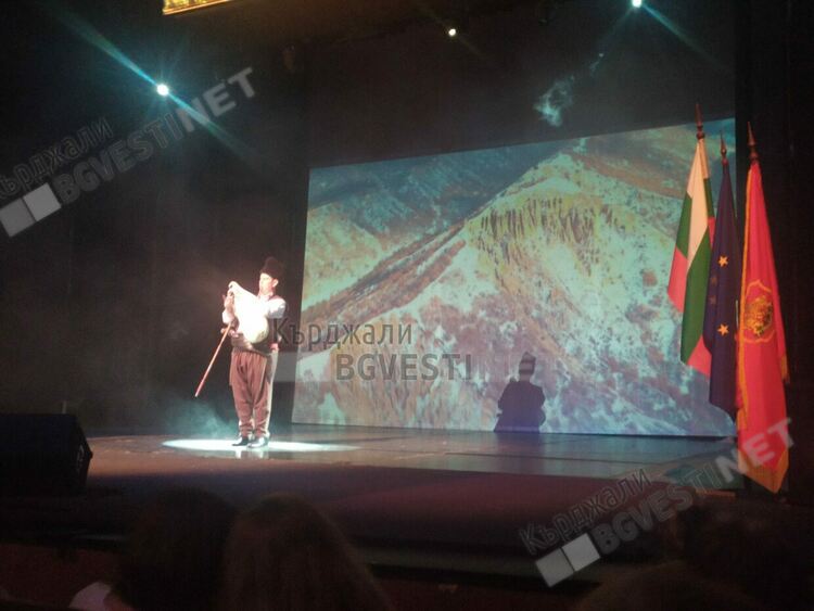 Американската посланичка Херо Мустафа рецитира Ботев на патронния празник на Езиковата гимназия в Кърджали