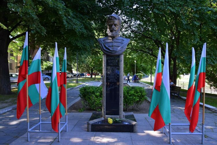 Асеновград "замръзна" под воя на сирените за 2-ри юни 