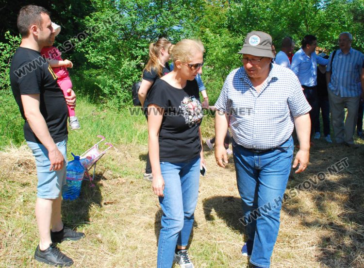 Служители на ЕСО засадиха 60 акации за Деня на енергетика