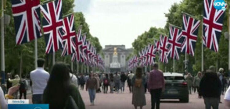 Великобритания празнува 70 години от коронацията на Елизабет II