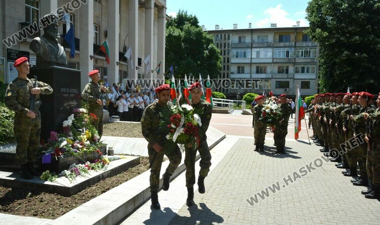 Минута мълчание и поклон пред подвига на Ботев и загиналите за свободата на България