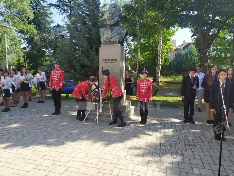 Ботевци се поклониха пред делото на своя патрон, венец поднесоха и от областния управител