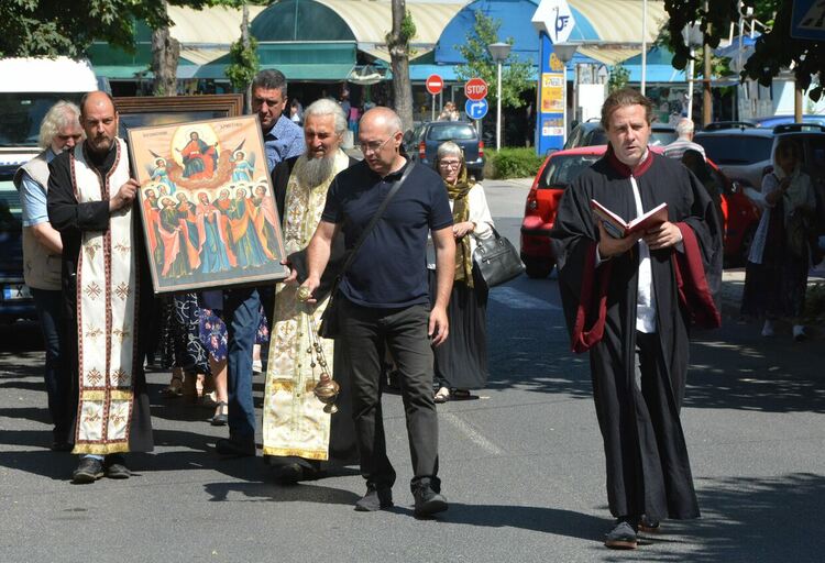 Занесоха на ръка иконата „Възнесение Господне“ до параклиса на Ямача