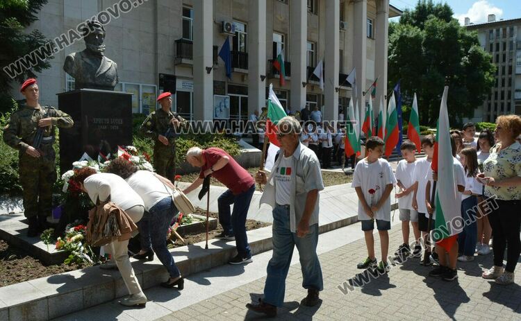 Минута мълчание и поклон пред подвига на Ботев и загиналите за свободата на България