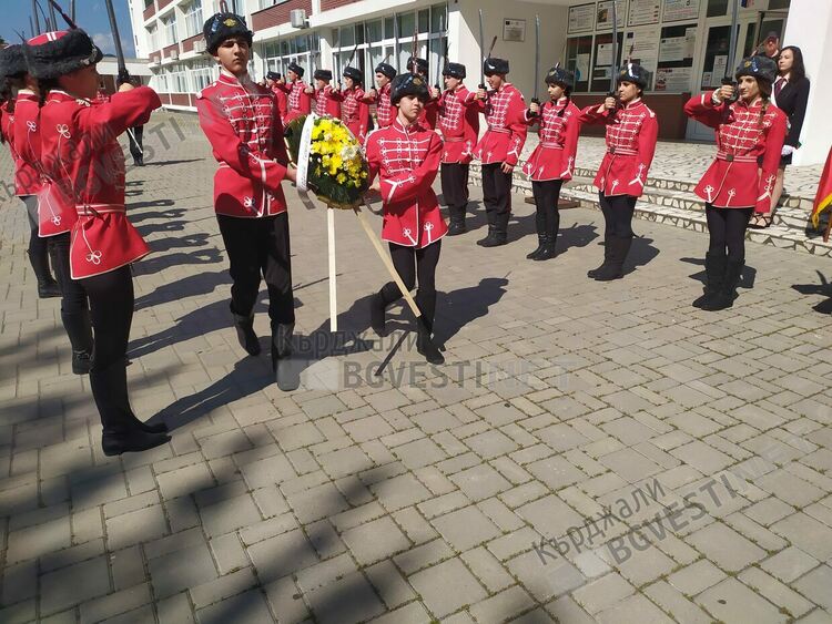 Ботевци се поклониха пред делото на своя патрон, венец поднесоха и от областния управител