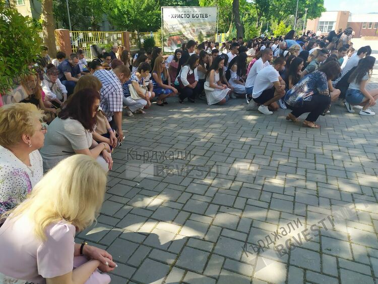 Ботевци се поклониха пред делото на своя патрон, венец поднесоха и от областния управител