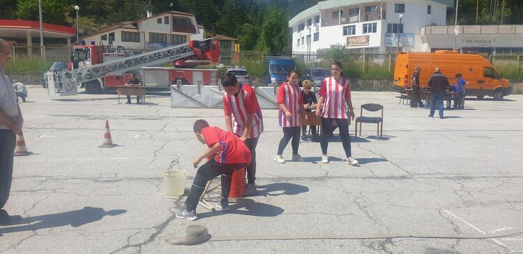 Ученици демонстрираха умения в състезанието “Защита при пожари, бедствия и извънредни ситуации”