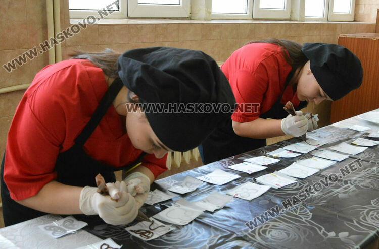 Седмокласници се ориентират каква професия да изберат в Гимназията по туризъм