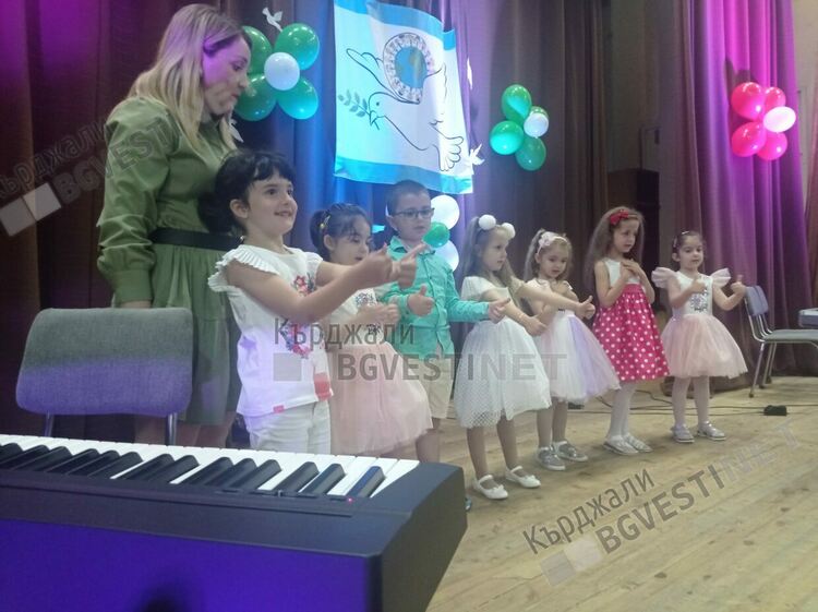 Децата от ДЕЦ "Дино" с галаконцерт, участваха лауреати на международни конкурси