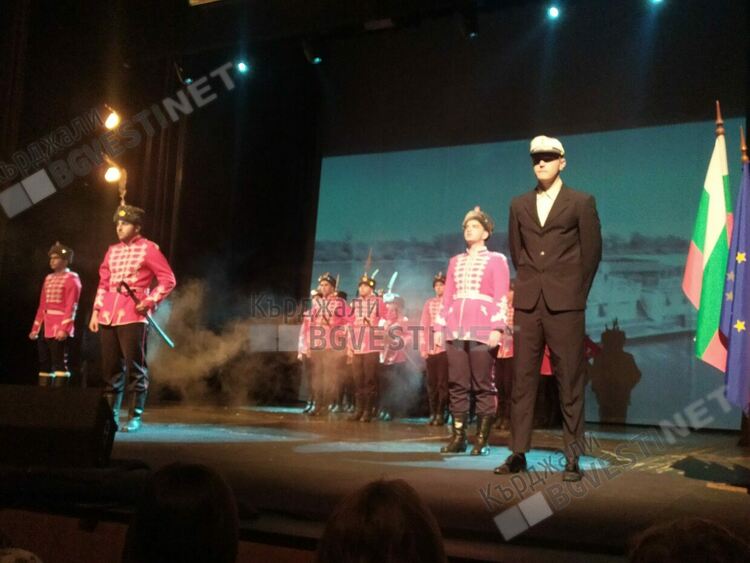 Американската посланичка Херо Мустафа рецитира Ботев на патронния празник на Езиковата гимназия в Кърджали