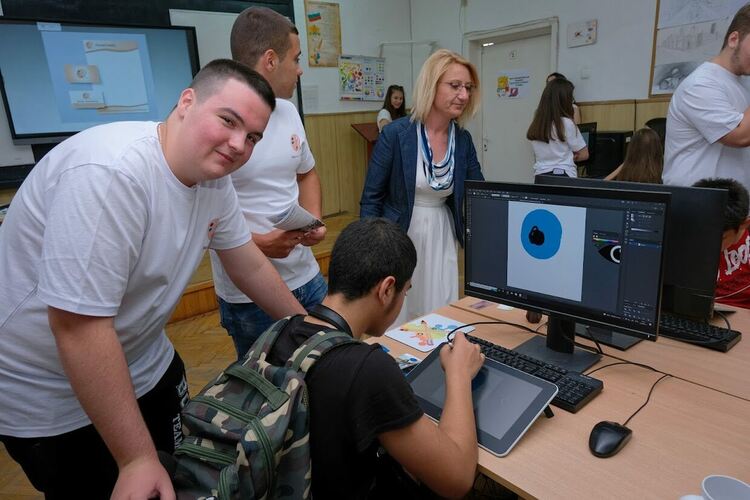 Седмокласници се ориентират каква професия да изберат в Гимназията по туризъм