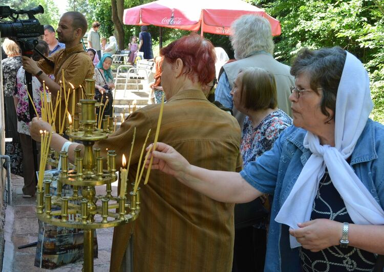 Занесоха на ръка иконата „Възнесение Господне“ до параклиса на Ямача
