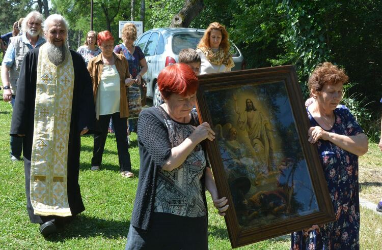 Занесоха на ръка иконата „Възнесение Господне“ до параклиса на Ямача