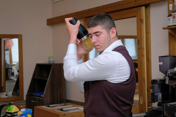 Седмокласници се ориентират каква професия да изберат в Гимназията по туризъм