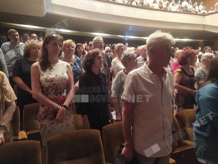 Американската посланичка Херо Мустафа рецитира Ботев на патронния празник на Езиковата гимназия в Кърджали