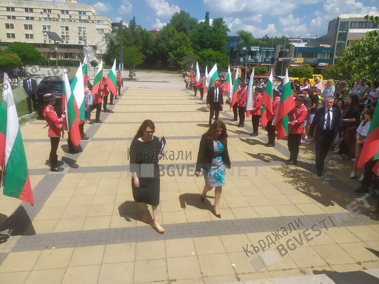 Американската посланичка Херо Мустафа рецитира Ботев на патронния празник на Езиковата гимназия в Кърджали