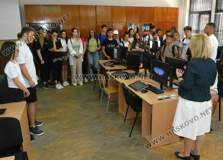 Седмокласници се ориентират каква професия да изберат в Гимназията по туризъм