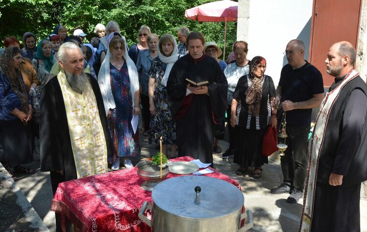 Занесоха на ръка иконата „Възнесение Господне“ до параклиса на Ямача