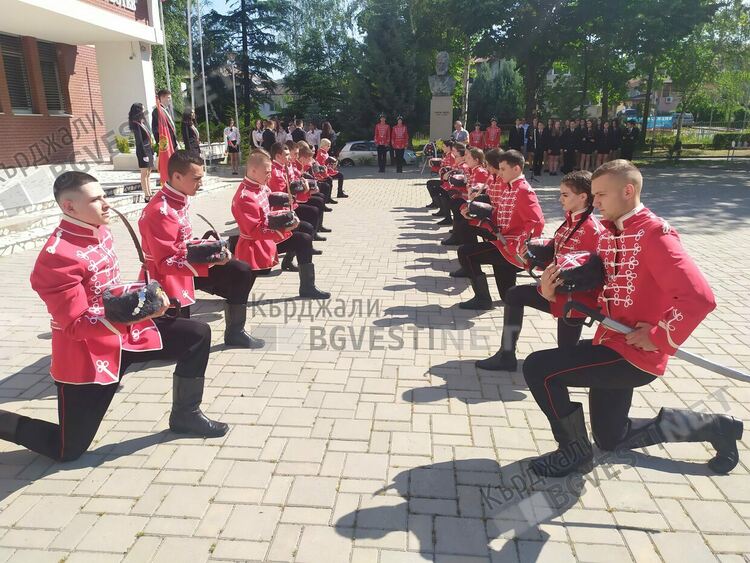 Ботевци се поклониха пред делото на своя патрон, венец поднесоха и от областния управител