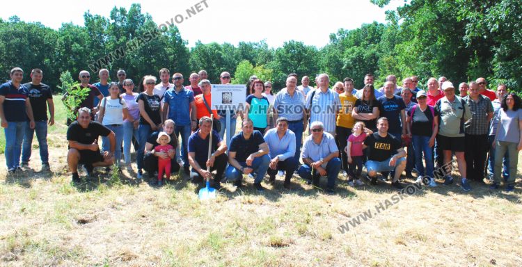 Служители на ЕСО засадиха 60 акации за Деня на енергетика