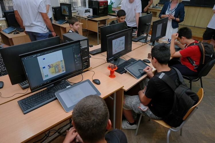 Седмокласници се ориентират каква професия да изберат в Гимназията по туризъм