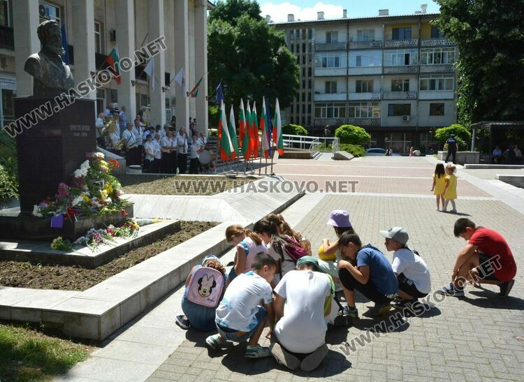 Минута мълчание и поклон пред подвига на Ботев и загиналите за свободата на България