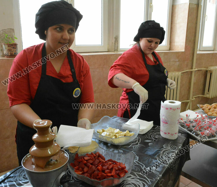 Седмокласници се ориентират каква професия да изберат в Гимназията по туризъм