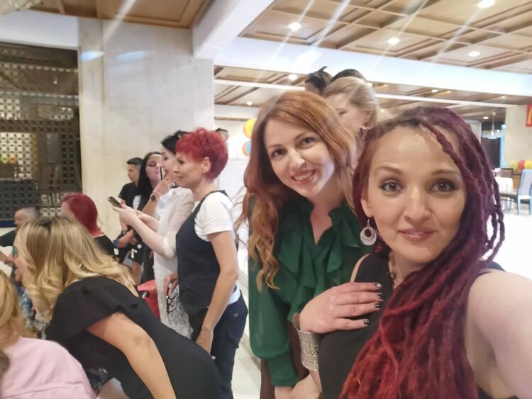 7 гримьорки от Хасково с жест към абитуриентки в нужда за бала при президента