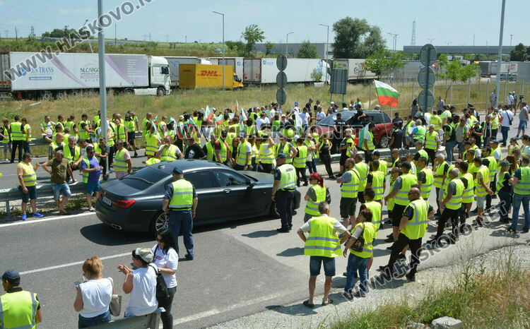 Протест на превозвачите на границата с Турция, искат разговори с министър Събев