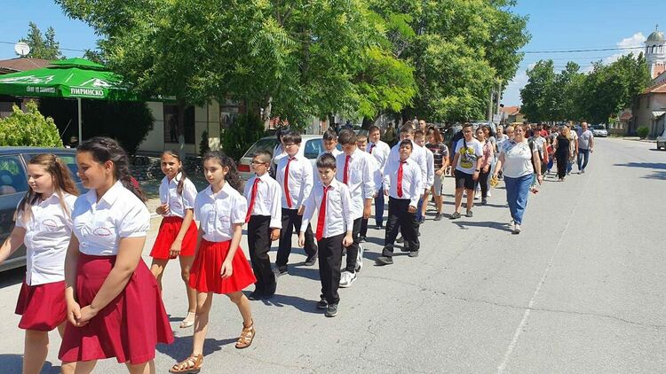 Първомай почете Ботев и българските герои