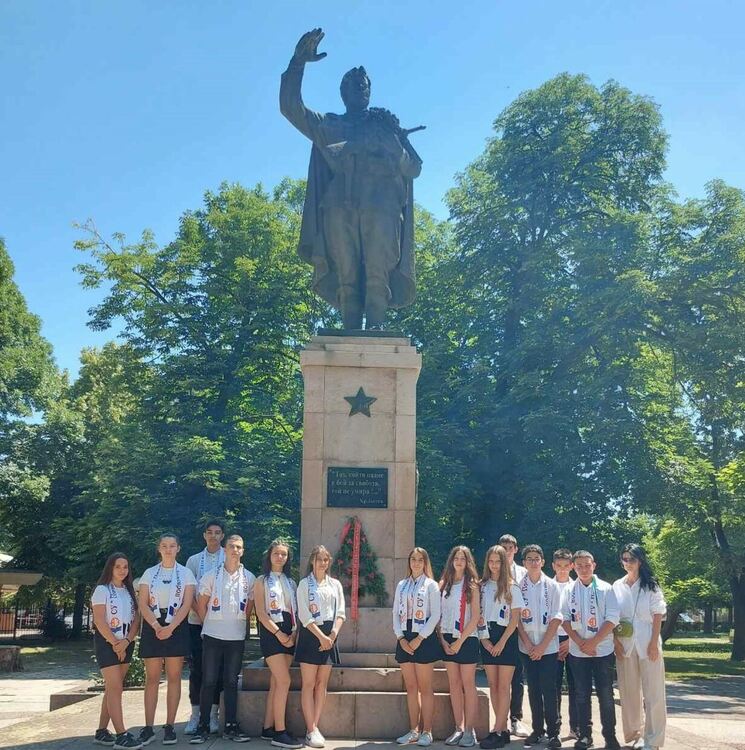 Първомай почете Ботев и българските герои