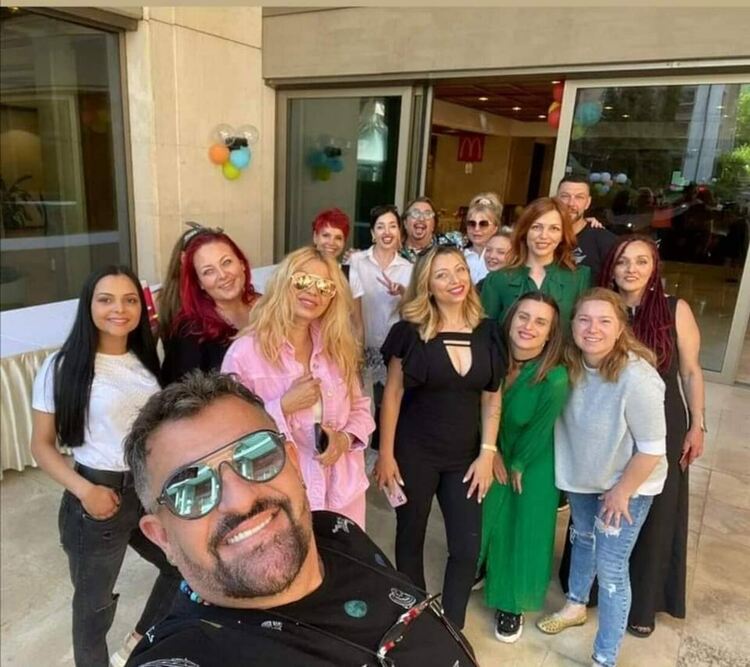 7 гримьорки от Хасково с жест към абитуриентки в нужда за бала при президента