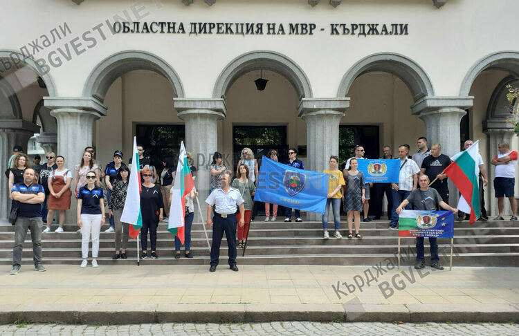 Полицаи от Кърджали излязоха на протест , настояват за по-високи възнаграждения