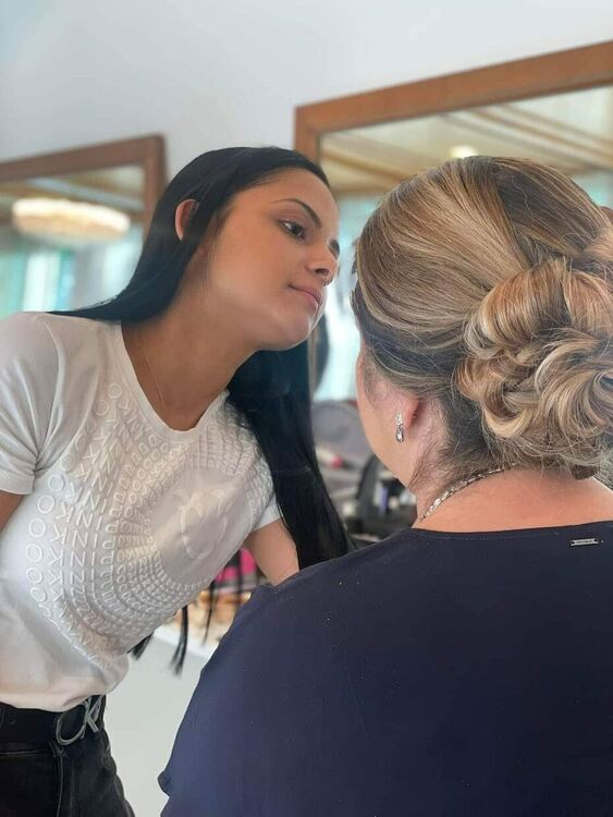 7 гримьорки от Хасково с жест към абитуриентки в нужда за бала при президента