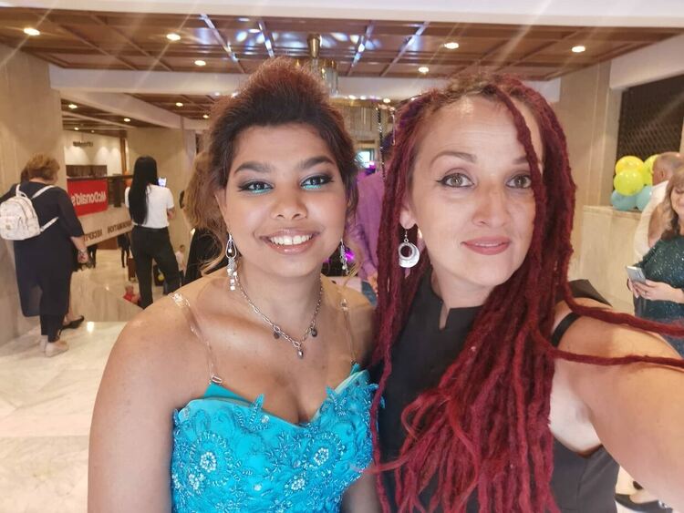 7 гримьорки от Хасково с жест към абитуриентки в нужда за бала при президента