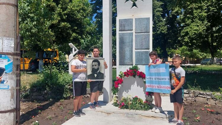 Първомай почете Ботев и българските герои