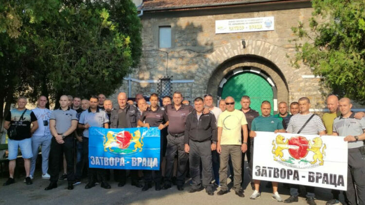 Надзиратели на протест във Враца