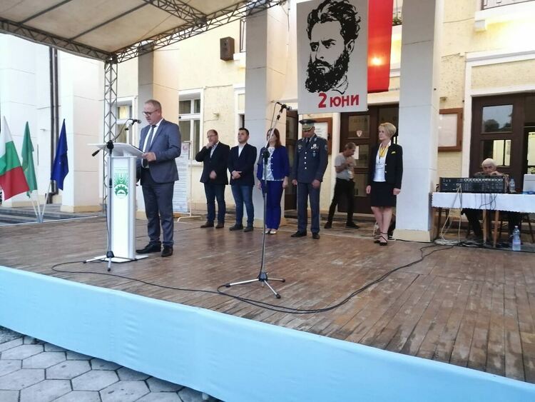 Първомай почете Ботев и българските герои