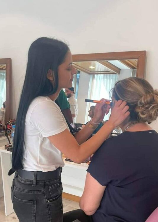 7 гримьорки от Хасково с жест към абитуриентки в нужда за бала при президента