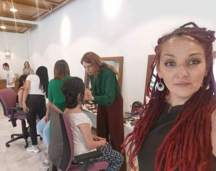 7 гримьорки от Хасково с жест към абитуриентки в нужда за бала при президента