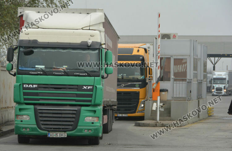 Властта на границата заради проблемите с опашките на камионите