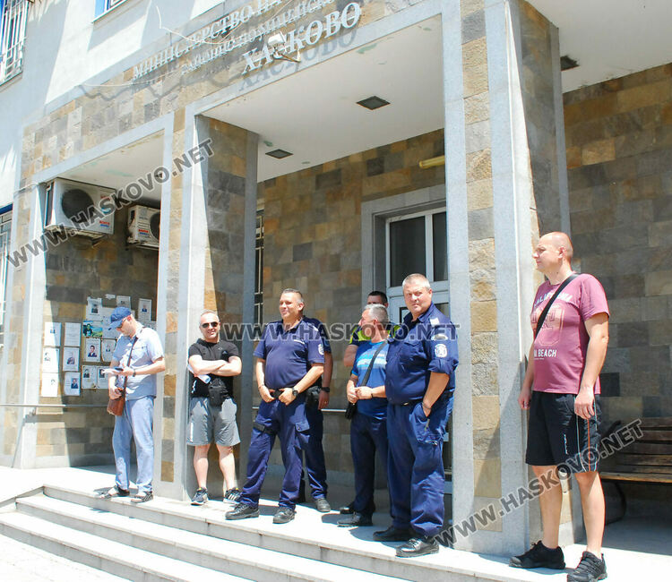 Полицаи от Хасково на протест с искане за увеличение на заплатите с 25%