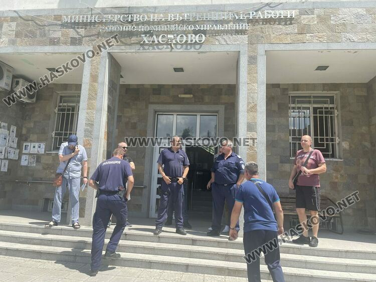 Полицаи от Хасково на протест с искане за увеличение на заплатите с 25%