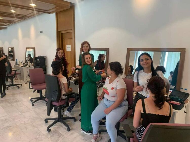 7 гримьорки от Хасково с жест към абитуриентки в нужда за бала при президента