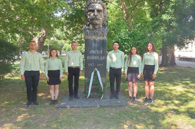 Първомай почете Ботев и българските герои