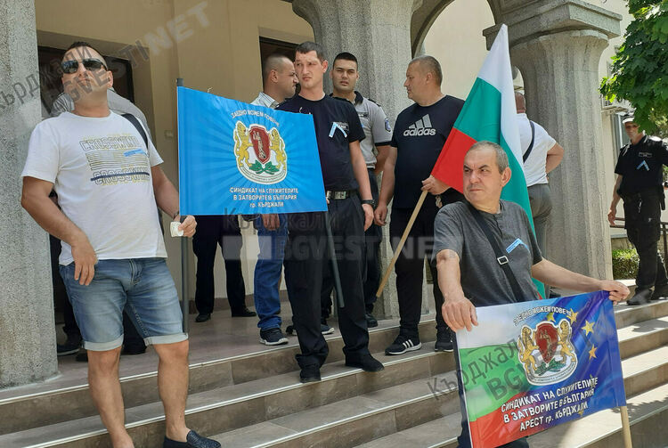 Полицаи от Кърджали излязоха на протест , настояват за по-високи възнаграждения