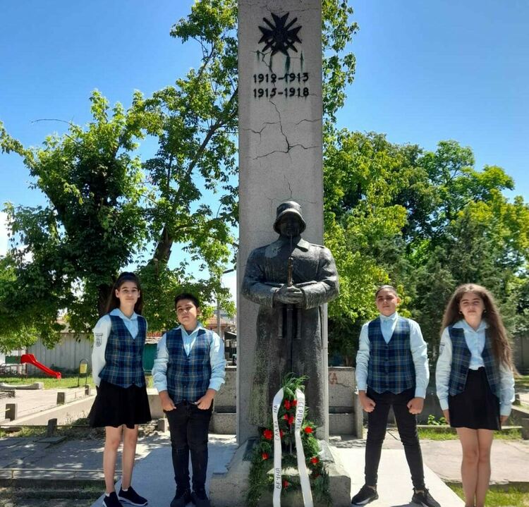 Първомай почете Ботев и българските герои