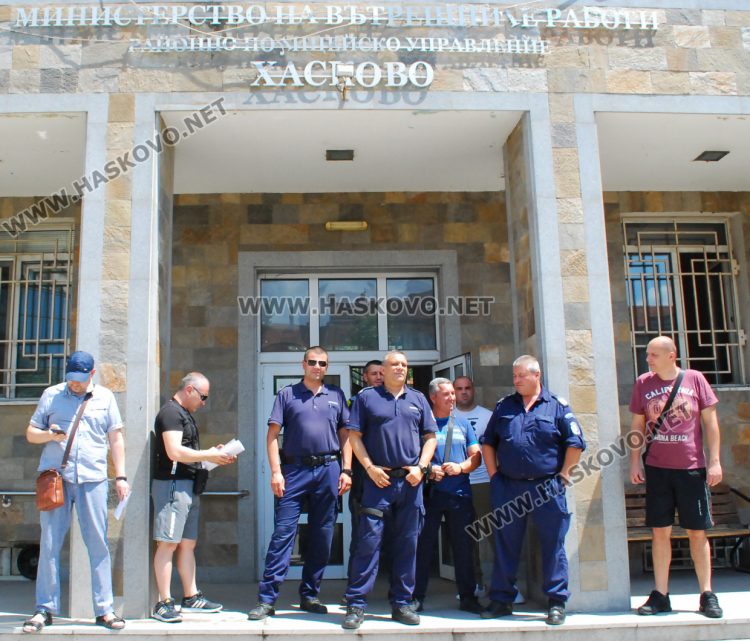 Полицаи от Хасково на протест с искане за увеличение на заплатите с 25%