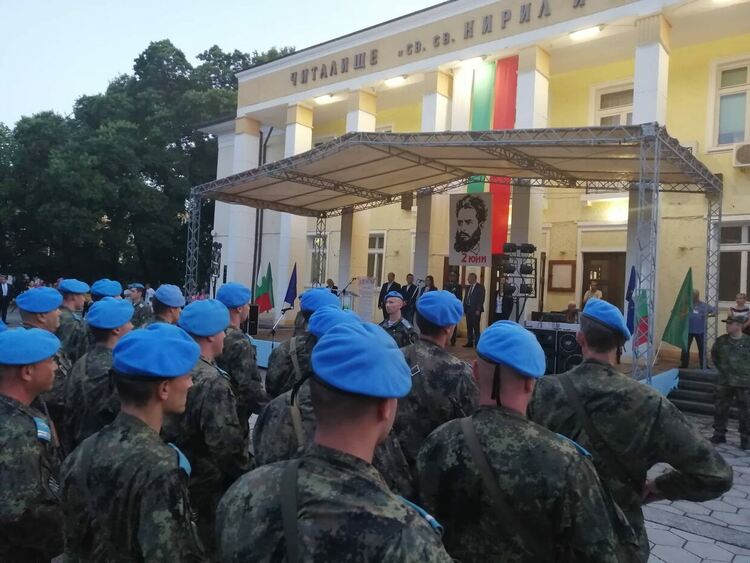 Първомай почете Ботев и българските герои