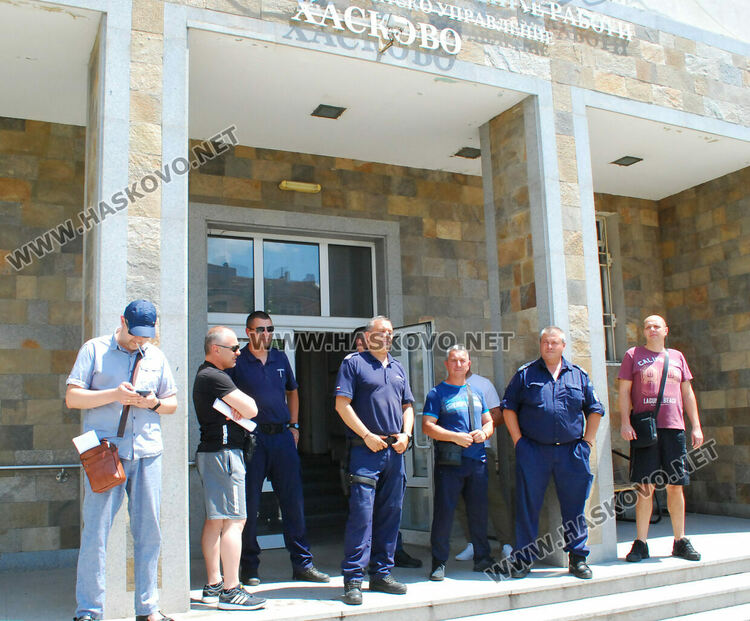 Полицаи от Хасково на протест с искане за увеличение на заплатите с 25%